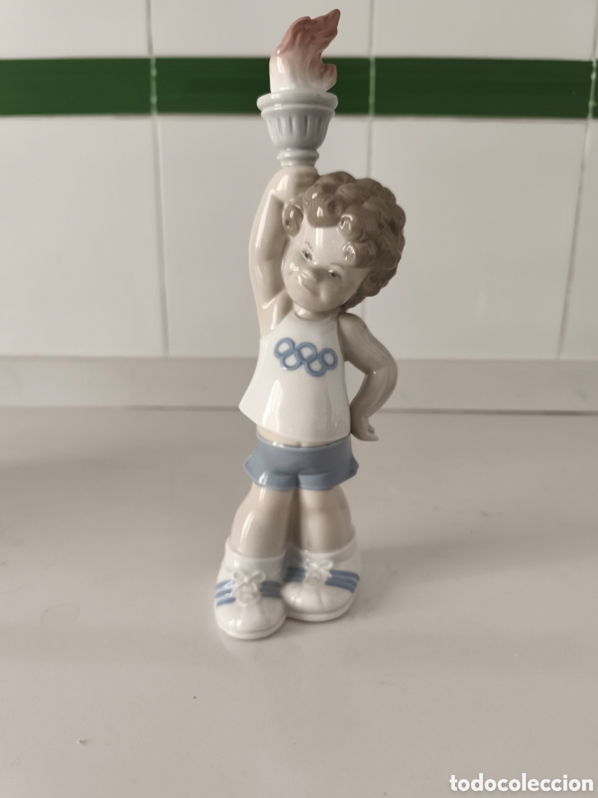 Antig&uuml;edades: Lladro Antigua figura de porcelana de Ni&ntilde;o en olimpiadas perfecto estado