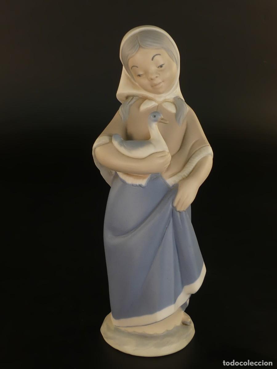 Antiques: PRECIOSA FIGURA DE PORCELANA - NI&Ntilde;A CON PATO