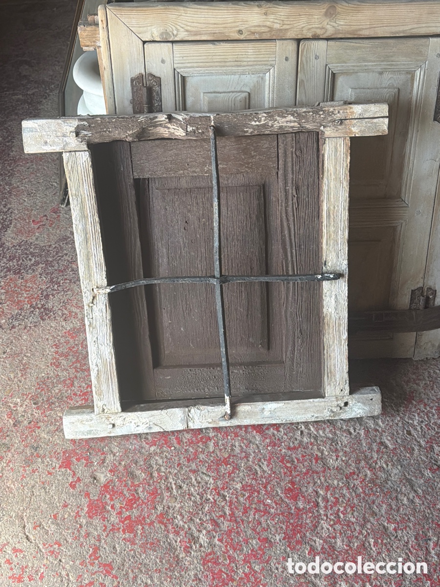 Antig&uuml;edades: Ventanillo de madera con reja antiguo - Foto 1
