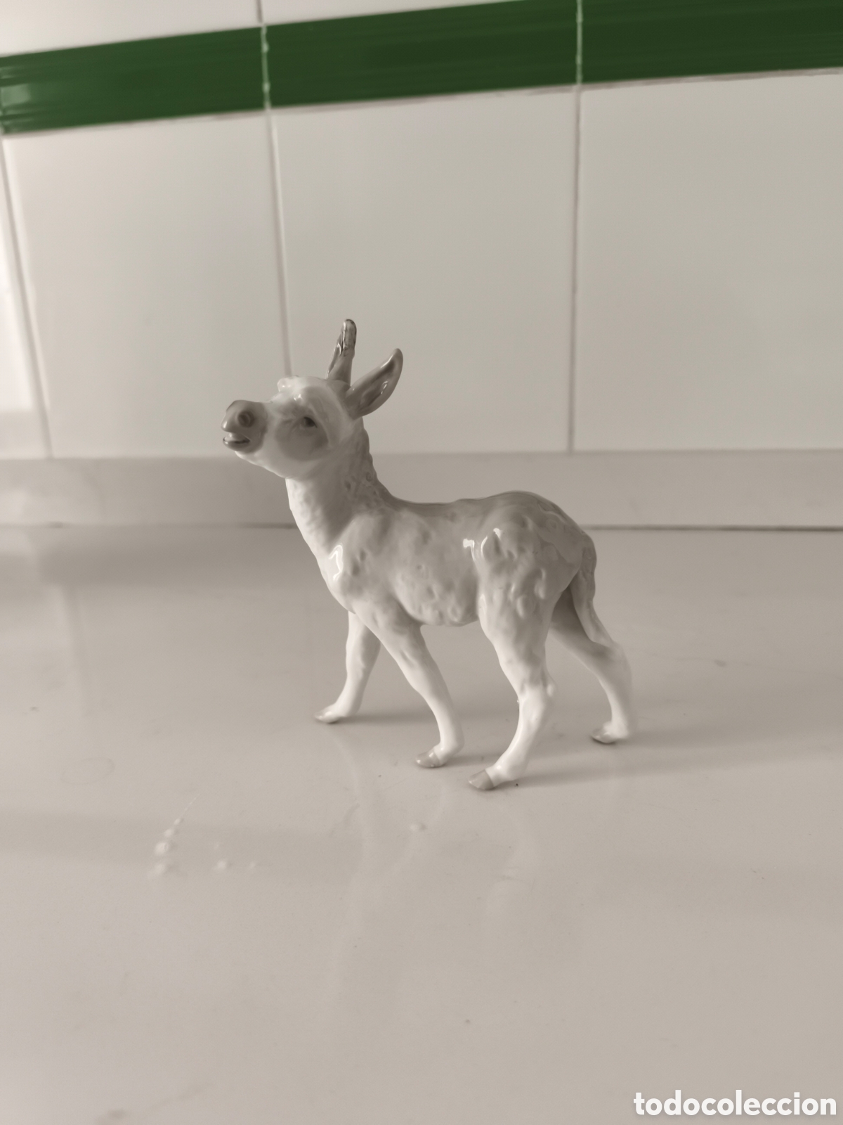 Antig&uuml;edades: Antiguo burrito de porcelana, sella P.B en buen estado