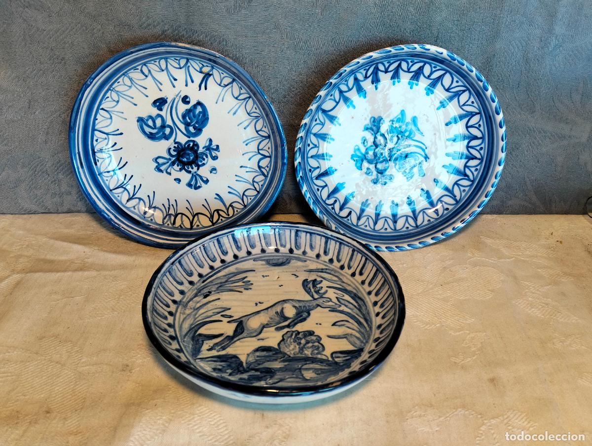 Antig&uuml;edades: 3 plato platos de ceramica pintada a mano blanco y azul cobalto de Talavera de la Reina a&ntilde;os 60