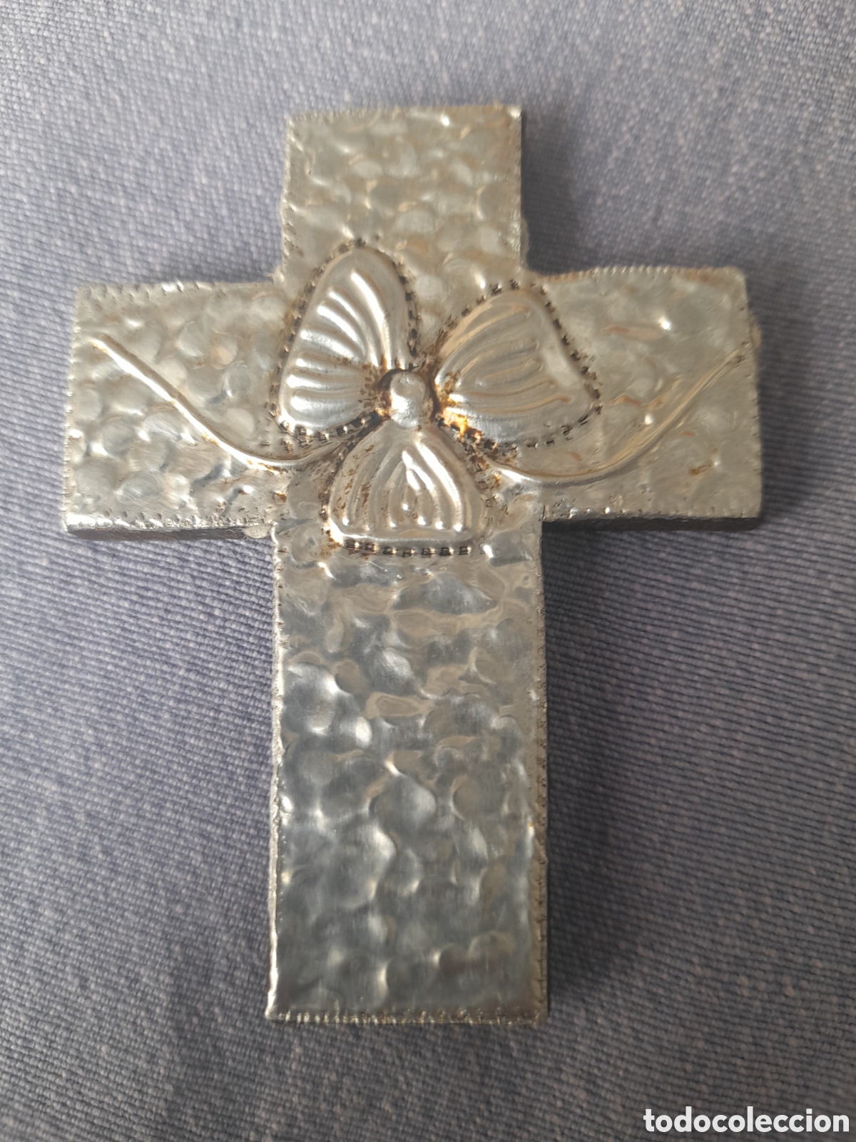 Antig&uuml;edades: Cruz vintage de repujado en metal sobre madera noble - 8,2 cm