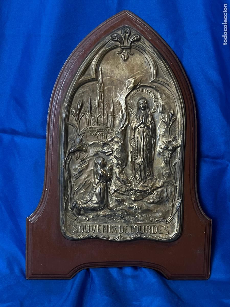 Antiquit&auml;ten: Antiguo Relieve Virgen Lourdes con Caja de M&uacute;sica Suiza. Madera. Firmado Ruffony. Francia S. XX