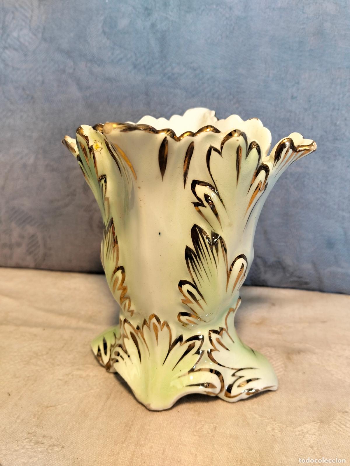 Antiques: Jarr&oacute;n florero de loza blanca con decoraciones en color verde y filo dorado de los a&ntilde;os 50
