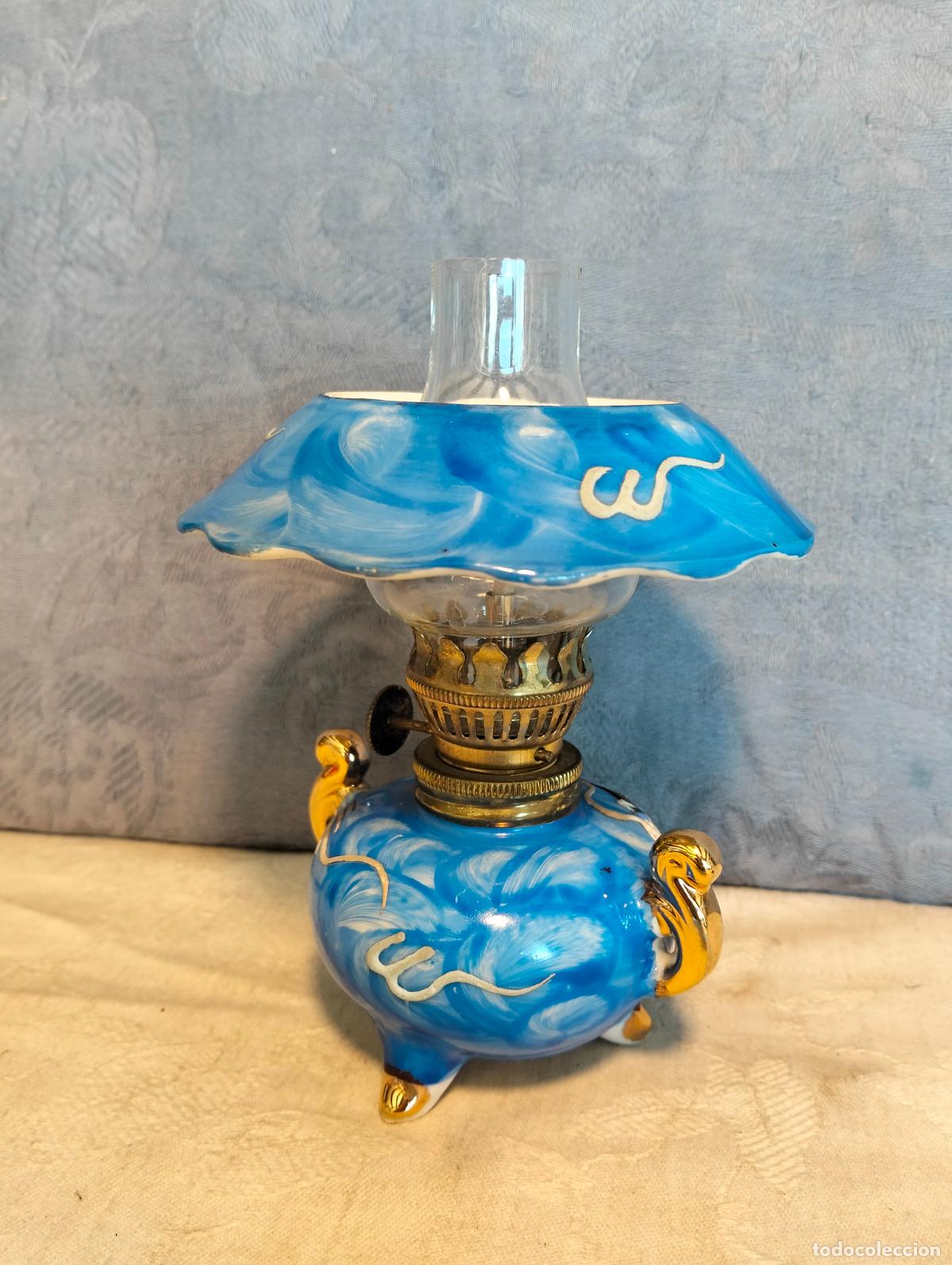 Antiquit&eacute;s: Quinqu&eacute; en miniatura de porcelana azul con tubo de cristal y dibujos asi&aacute;ticos de los a&ntilde;os 70-80