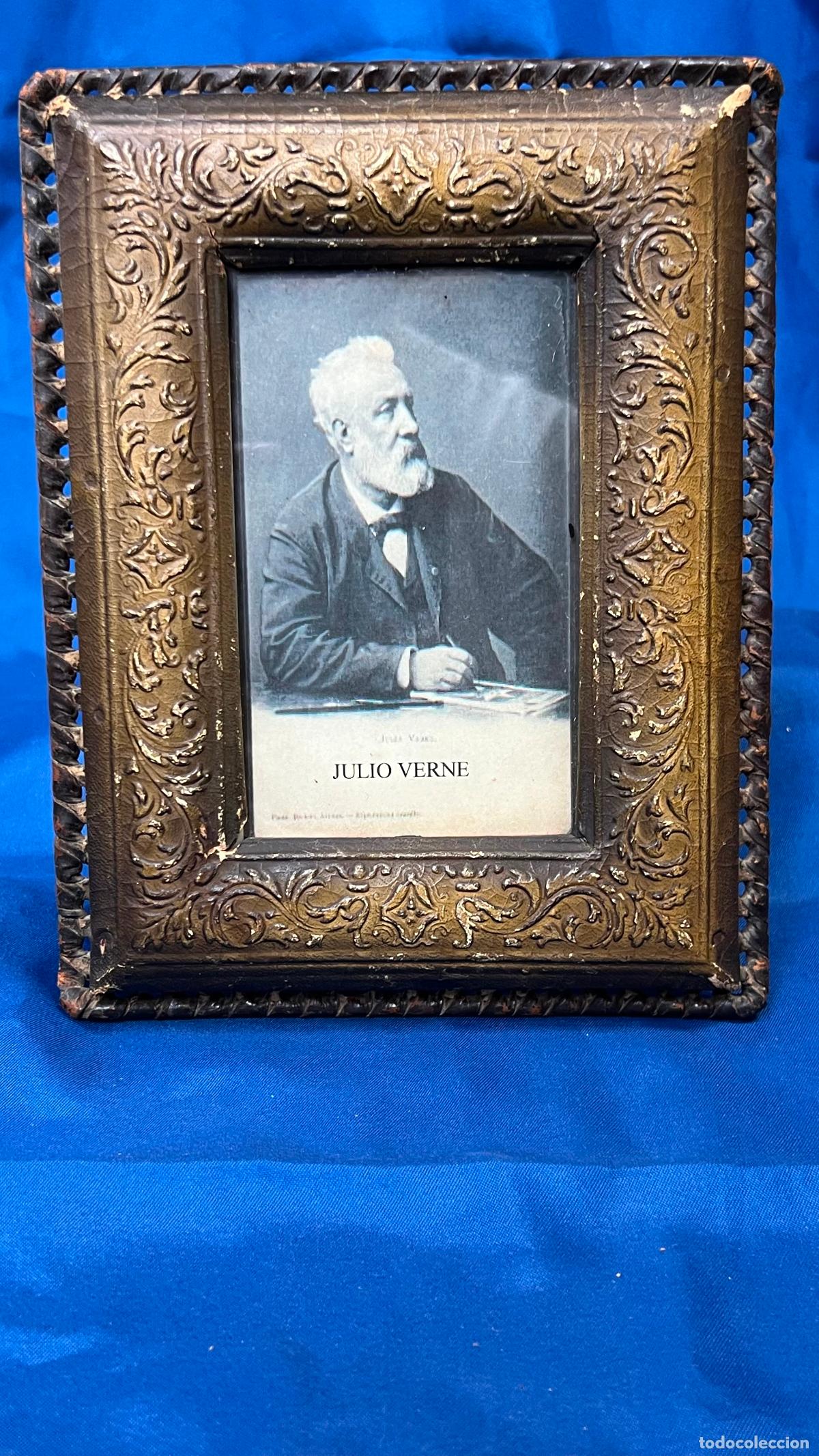 Antig&uuml;edades: Antiguo Marco Portafotos de Cuero Repujado. Con Retrato de Julio Verne. S. XX