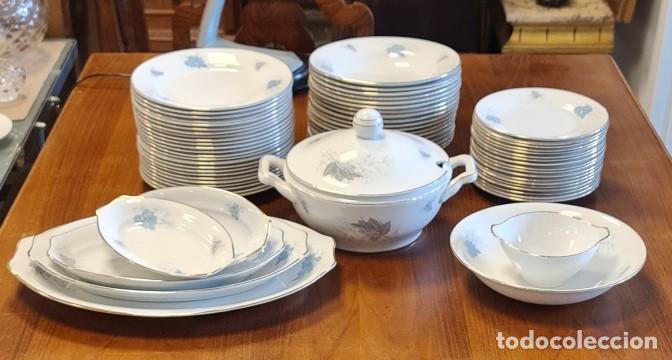 Antig&uuml;edades: Vajilla Royal China de Vigo &mdash; 68 piezas, loza, decoraci&oacute;n &rdquo;hojas de parra&rdquo; en azul y gris