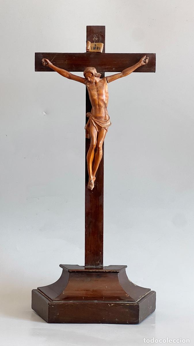 Antiguidades: Crucifijo de altar. SXIX. Caoba y maderas nobles talladas a mano.