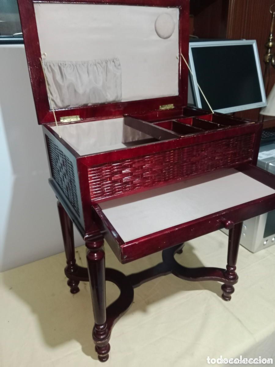 Antig&uuml;edades: Costurero de madera y Enea....