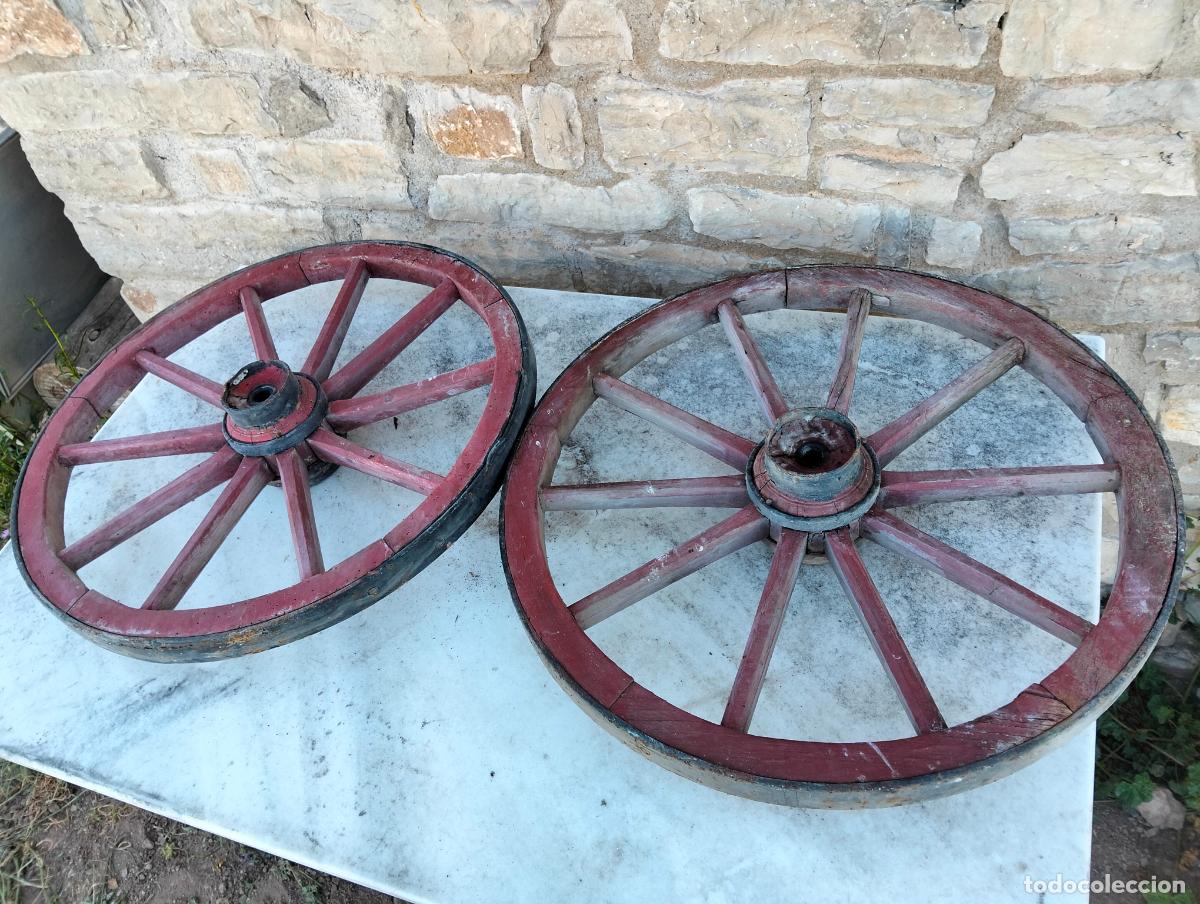 Antig&uuml;edades: Pareja de ruedas de carro antiguas peque&ntilde;as de madera pintada a&ntilde;os 30-40, 62 cm di&aacute;metro aprox.