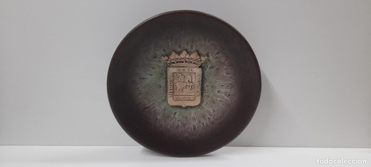 Antiguidades: PLATO DE CERAMICA CON EL ESCUDO DE HUESCA . JOSE ARELLANO (1921 - 1997) FRAGA HUESCA . FRENTE 32 CM