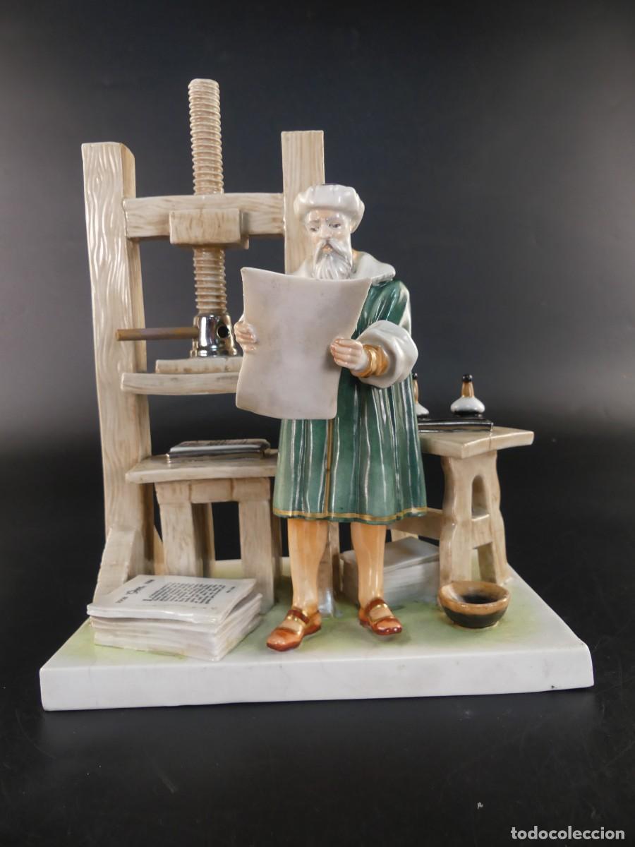 Antiguidades: PRECIOSA FIGURA DE CERAMICA DE ALGORA REPRESENTANDO GUTENBERG OBJETO DE COLECCION