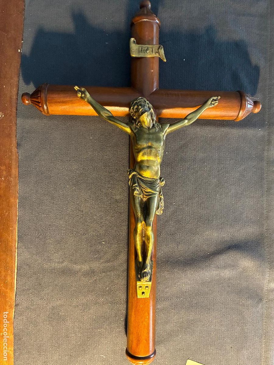 Antig&uuml;edades: Crucifijo Jesucristo de bronce y cruz de madera forma redondeada mide 54 x 34 cm imagen 28 x 20 cm