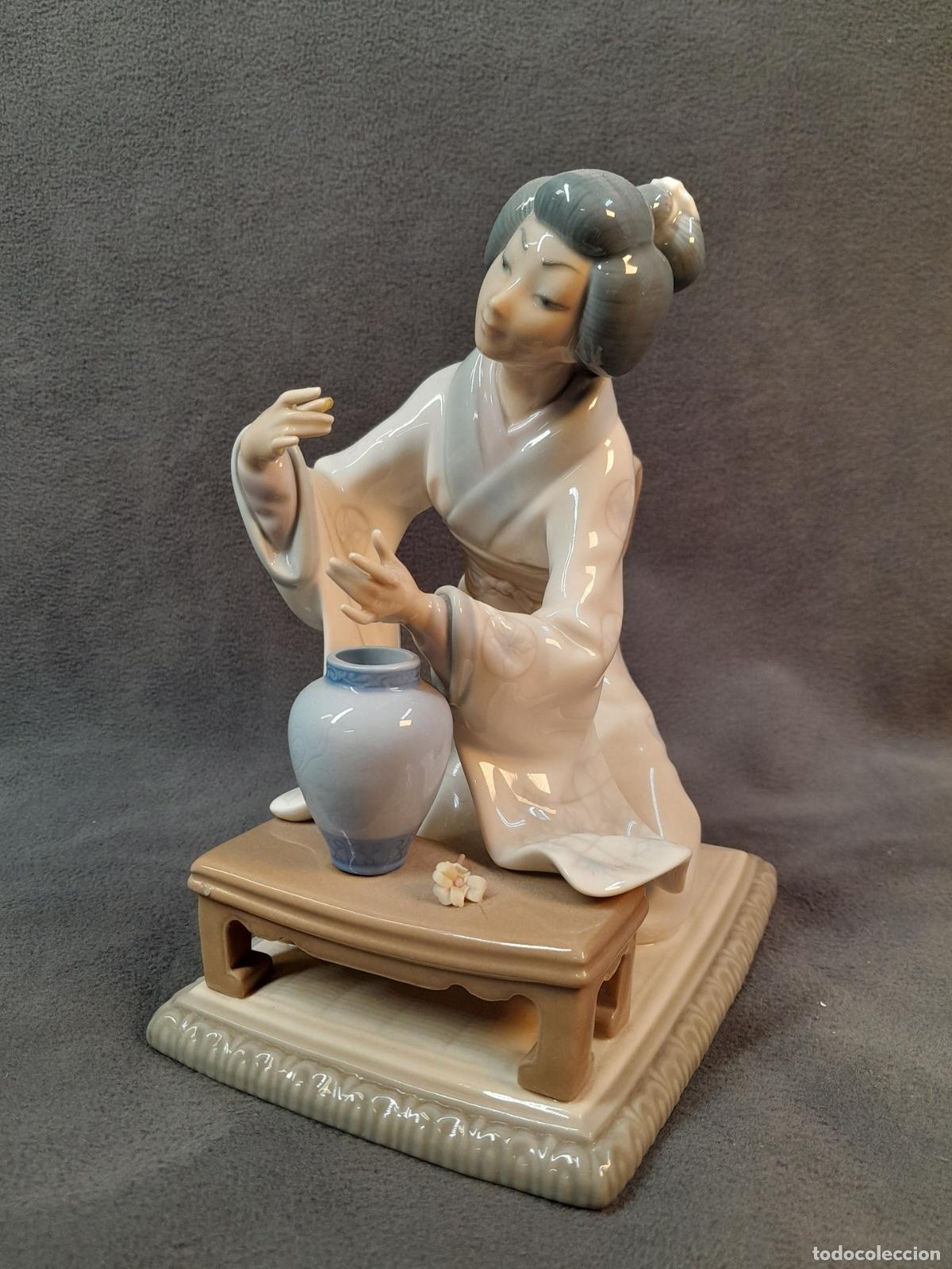Antig&uuml;edades: ESCULTURA DE PORCELANA ESMALTADA LLADR&Oacute;. &rdquo;IKEBANA&rdquo;. FINALES S.XX
