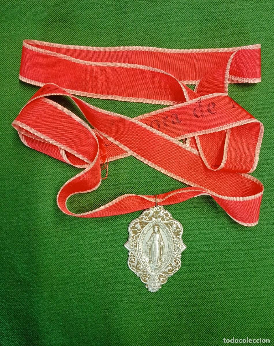 Antig&uuml;edades: Medalla de la Virgen Milagrosa. Aluminio. A&ntilde;os 70.