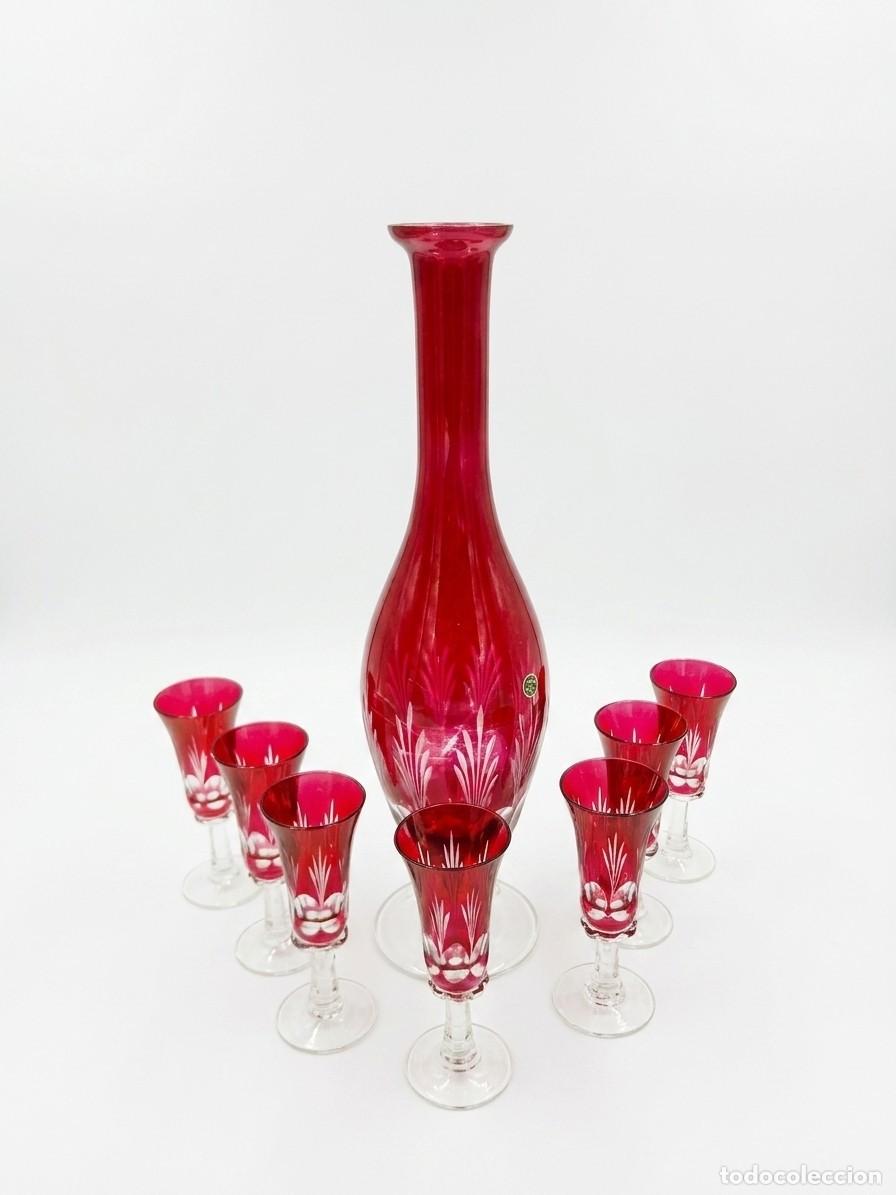 Antig&uuml;edades: LICORERA TALLADA EN COLOR ROJO MADE IN ITALY CON COPAS