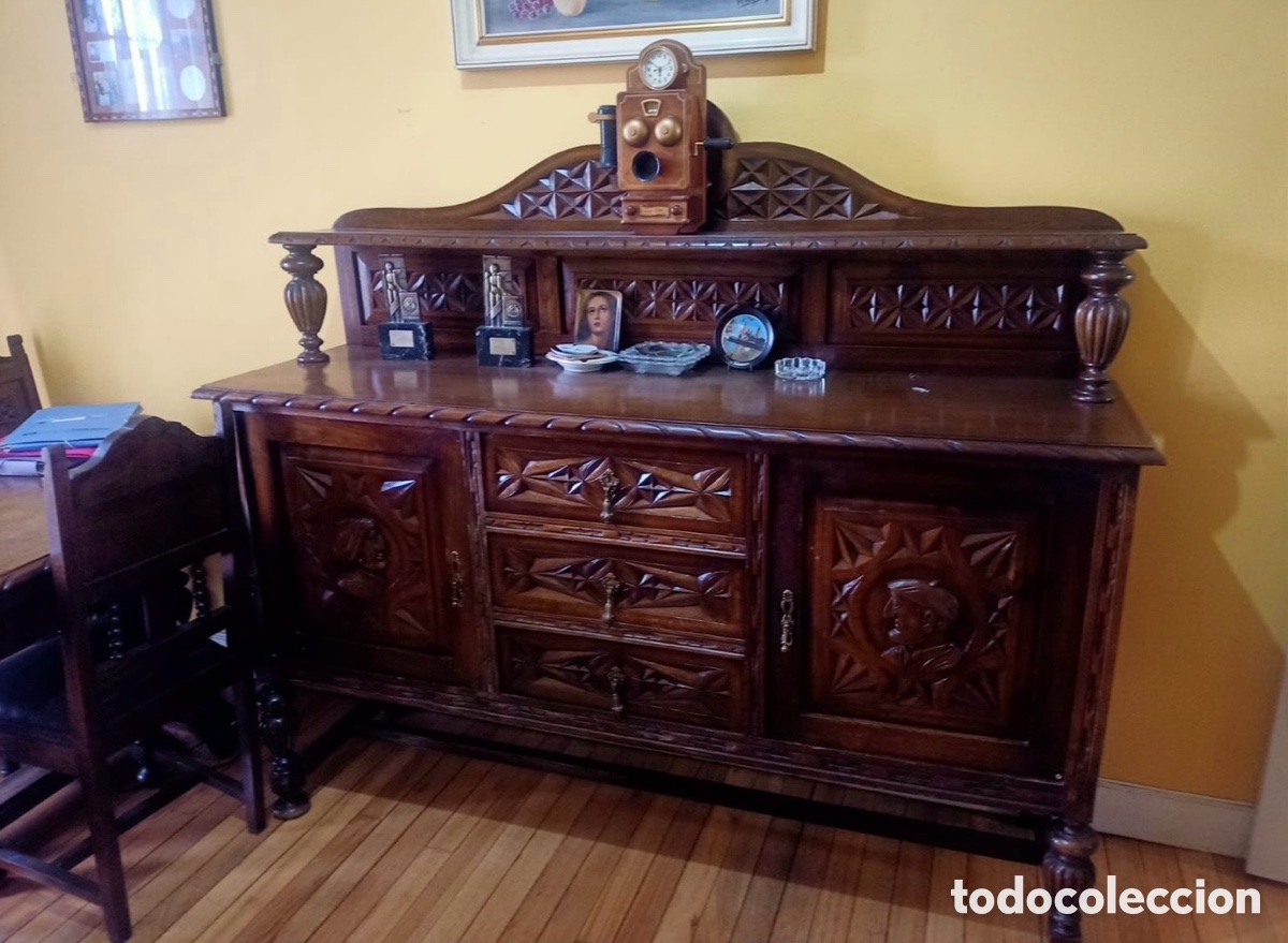 Antig&uuml;edades: Aparador tallado en madera con motivos vascos