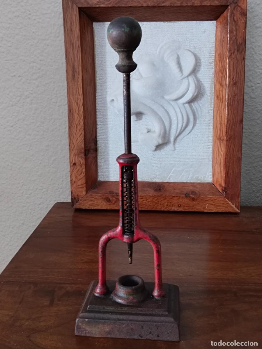 Antig&uuml;edades: M&aacute;quina deshuesadora manual de aceitunas.