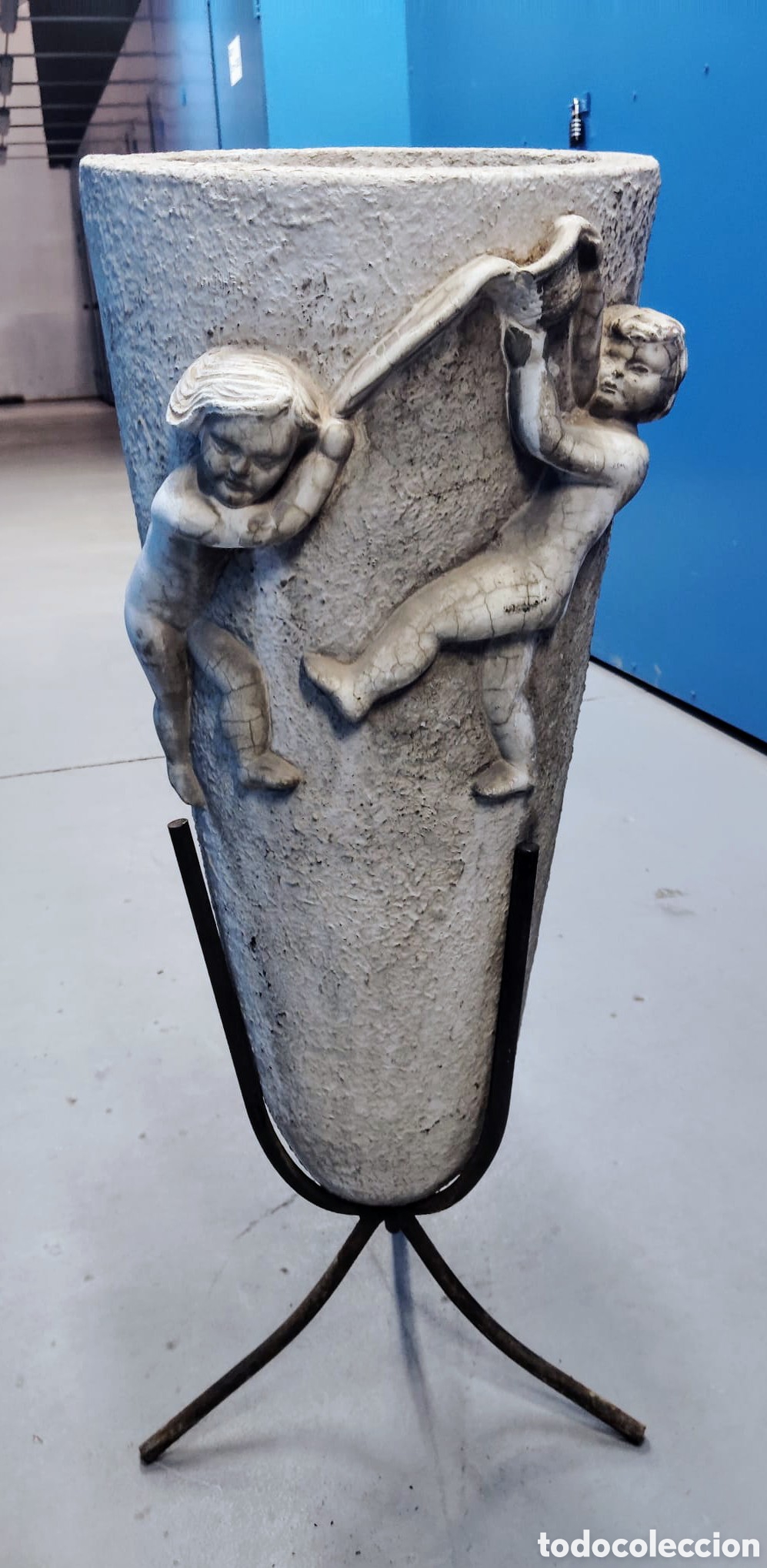 Antig&uuml;edades: Macetero de piedra tallada con &aacute;ngeles y base