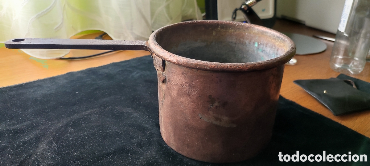 Antig&uuml;edades: Olla o cazo de cobre macizo asa de hierro de casa palaciega de Guipuzkoa principios siglo XIX