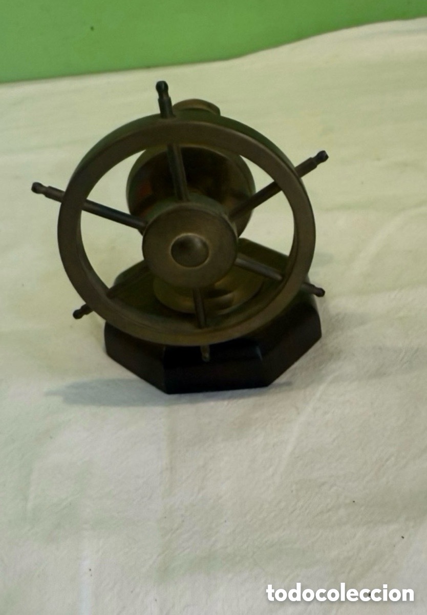 Antig&uuml;edades: figura decorativa de escritorio con forma de tim&oacute;n de barco, elaborada en bronce o lat&oacute;n y montada.