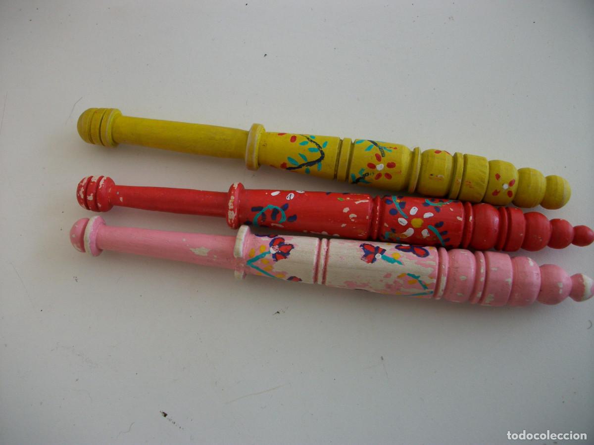 Antiguidades: LOTE DE TRES ANTIGUOS BOLILLOS MADERA ENCAJE CISTURA PINTADOS A MANO DECORACION