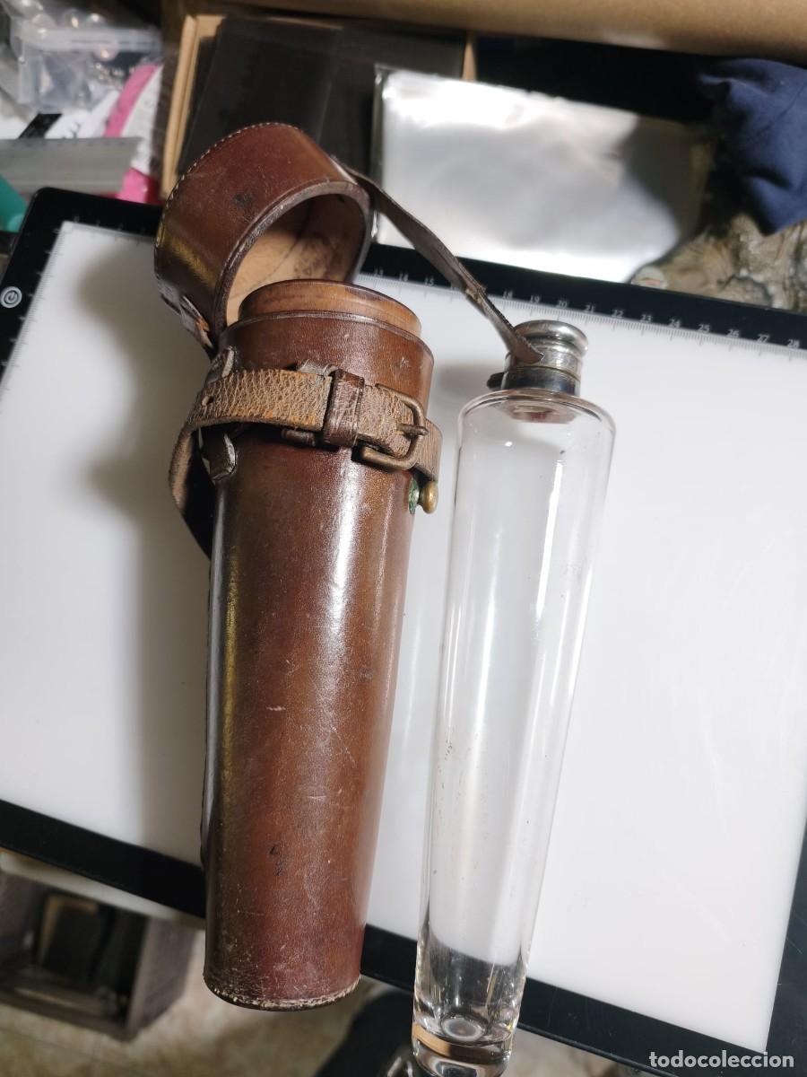 Antiguidades: Antiguo Frasco Licores de Caza Cristal y Plata. J.C. VICKERY / JAMES DIXON & SONS. S. XX. Estuche Cu