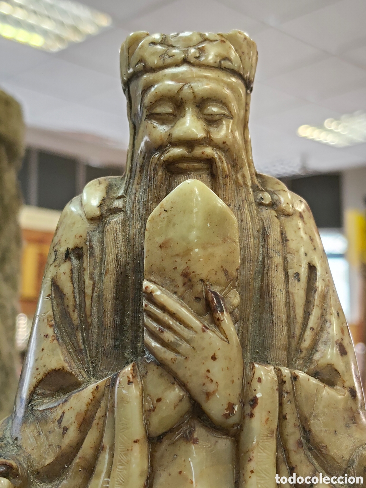 Antig&uuml;edades: Escultura de un sabio chino, posiblemente tallada en esteatita o alabastro, que representa una deida
