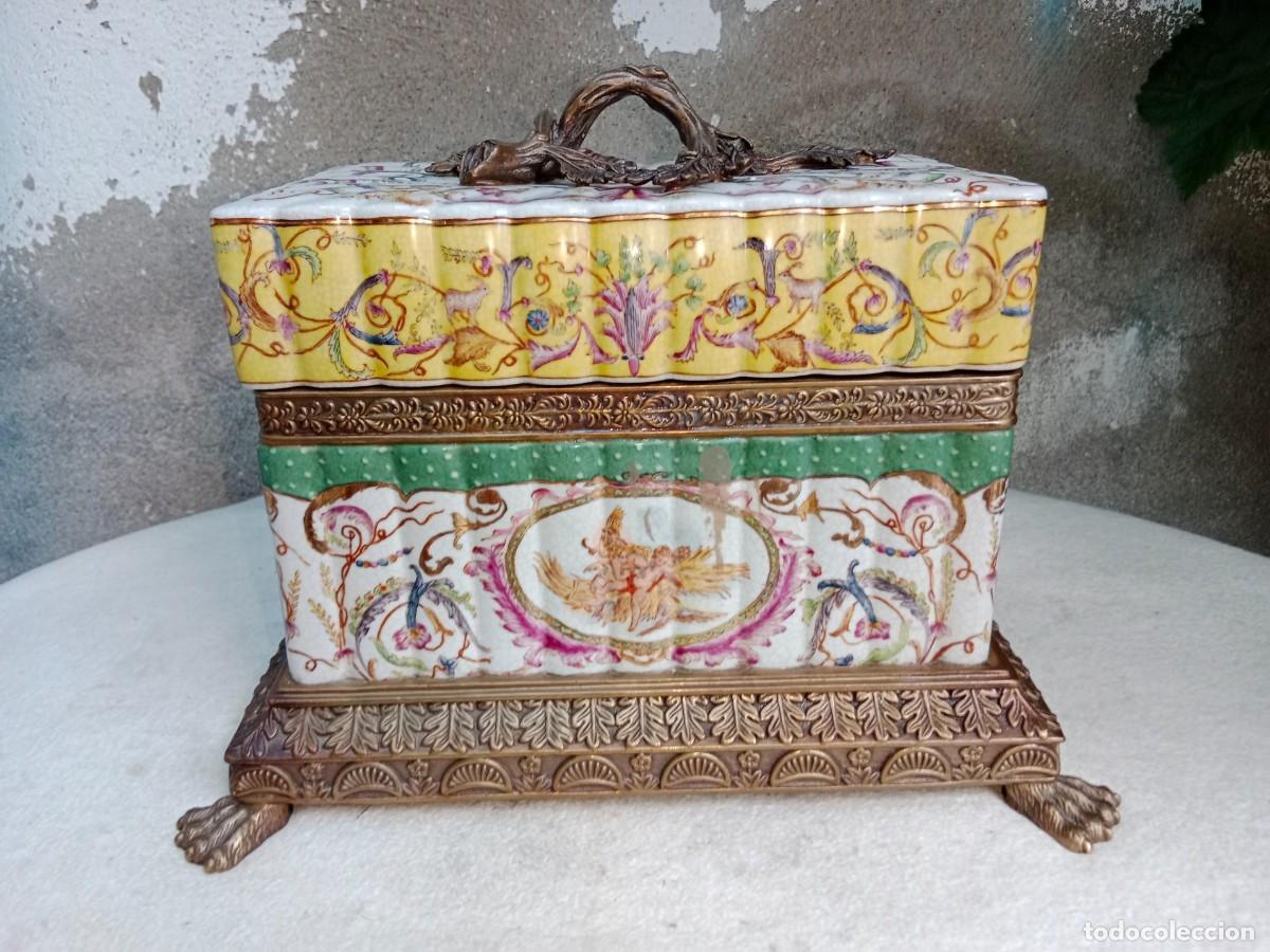 Antig&uuml;edades: Espectacular Caja de Porcelana,Medidas 35x23x24 cm y pesa 5 Kg.