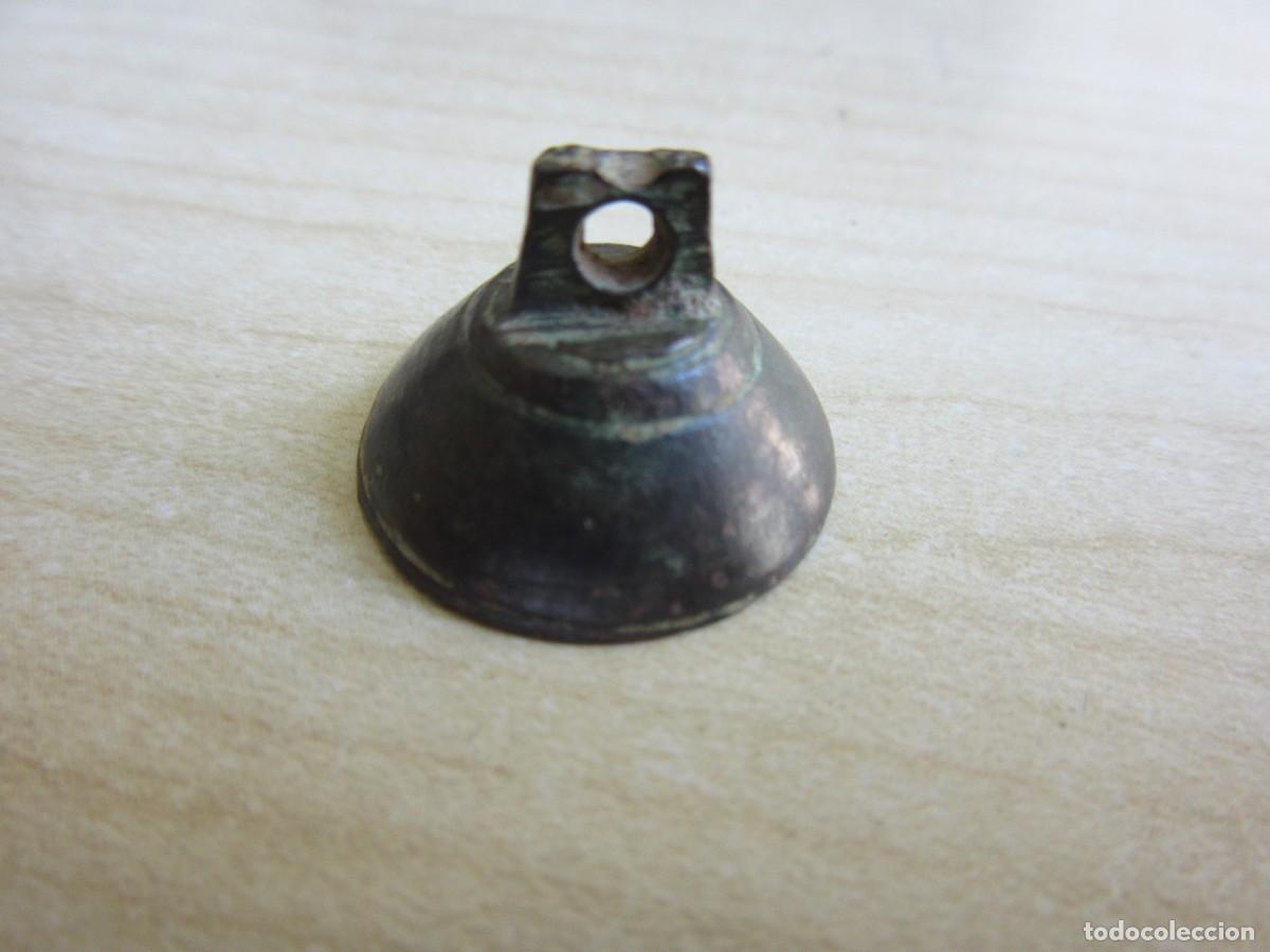 Antiquit&eacute;s: Apagavelas de bronce Posible &eacute;poca romana o medieval Di&aacute;metro 2 cm