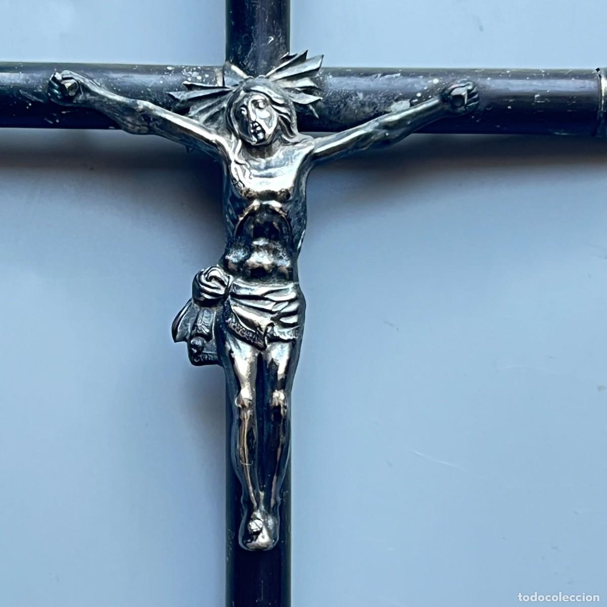 Antiques: Antiguo crucifijo en plata. SXIX montado sobre madera remates plata.
