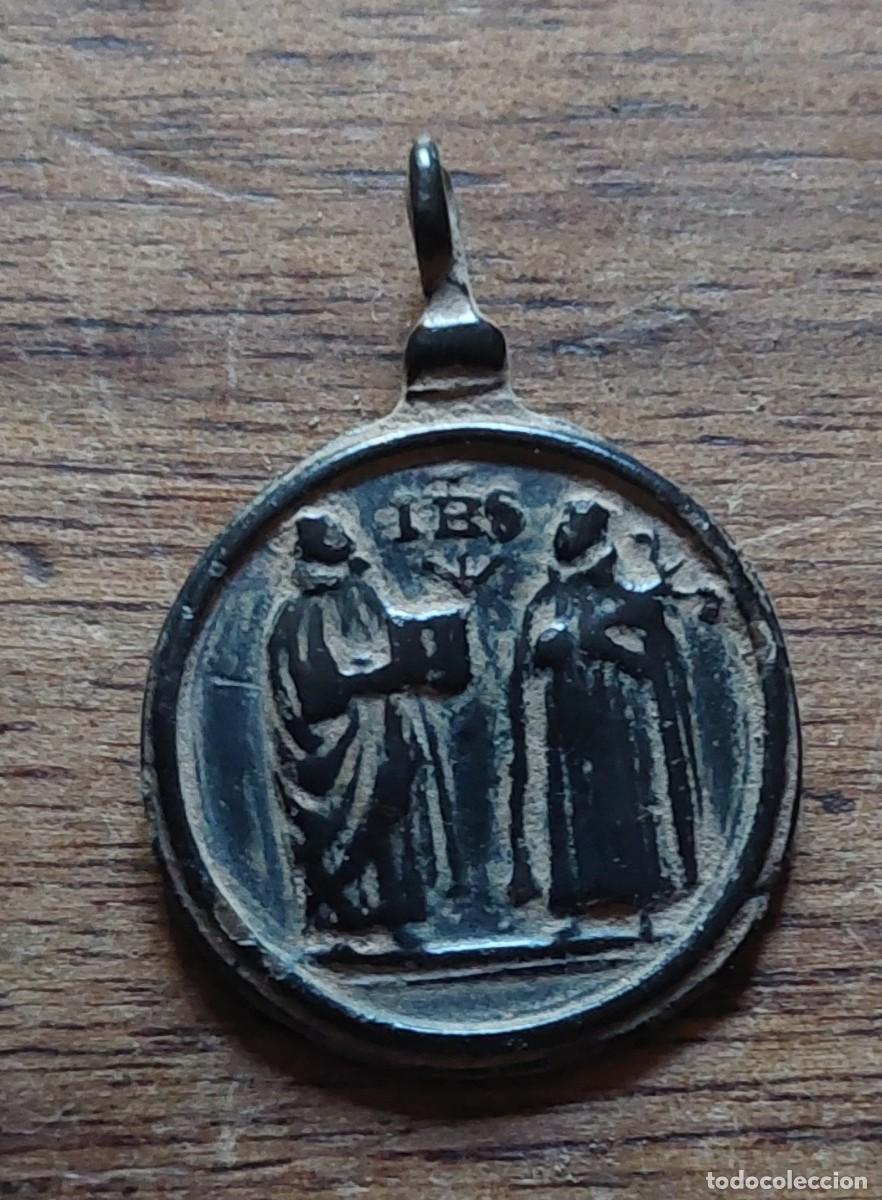 Antig&uuml;edades: Antigua medalla con 5 apostoles