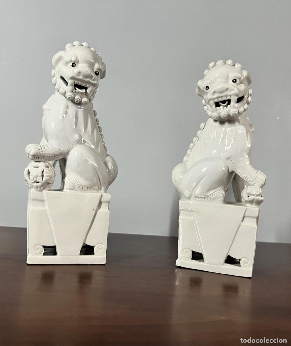 Antig&uuml;edades: Pareja de Perros Foo Chinos de Porcelana Blanca - W.M.H.K. (W.M. Hong Kong) - Vintage A&ntilde;os 60/70