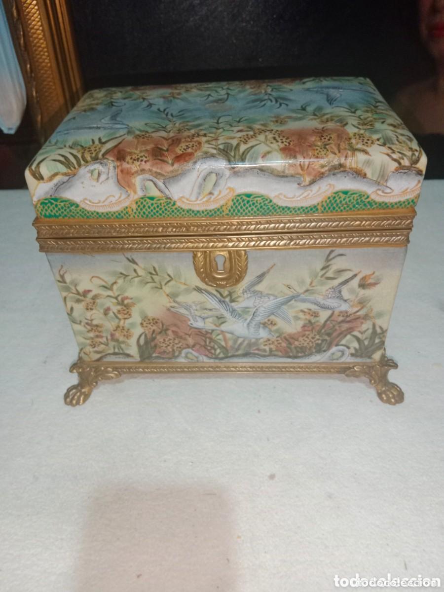Antig&uuml;edades: Caja de Porcelana Francesa, con sello Real y fecha.Medidas 28x20x20 cm. Pesa 4,500 Kg.