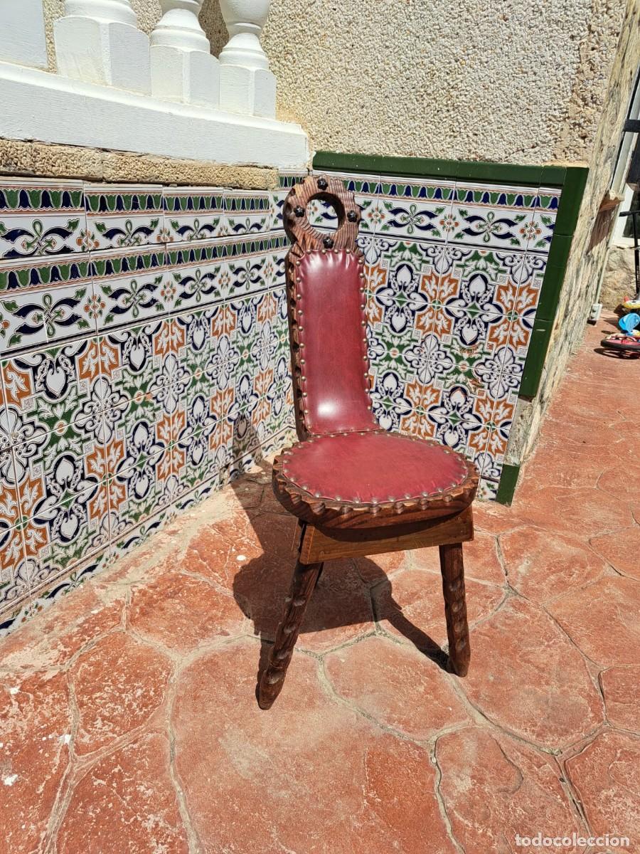 Antig&uuml;edades: Silla castellana paridera tres patas y cuero rojo