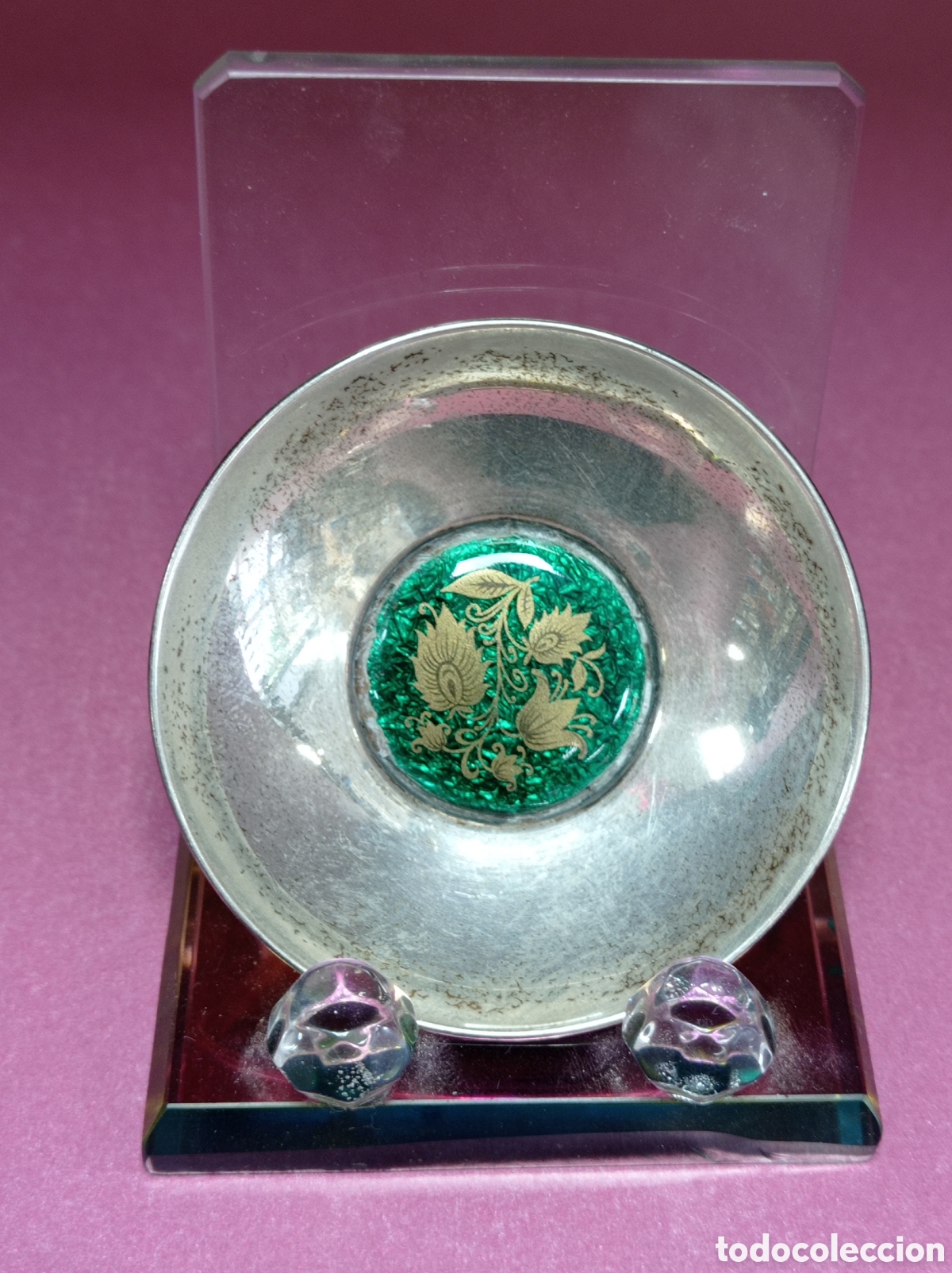 Antig&uuml;edades: Platillo de plata con esmaltes al fuego en verde y oro