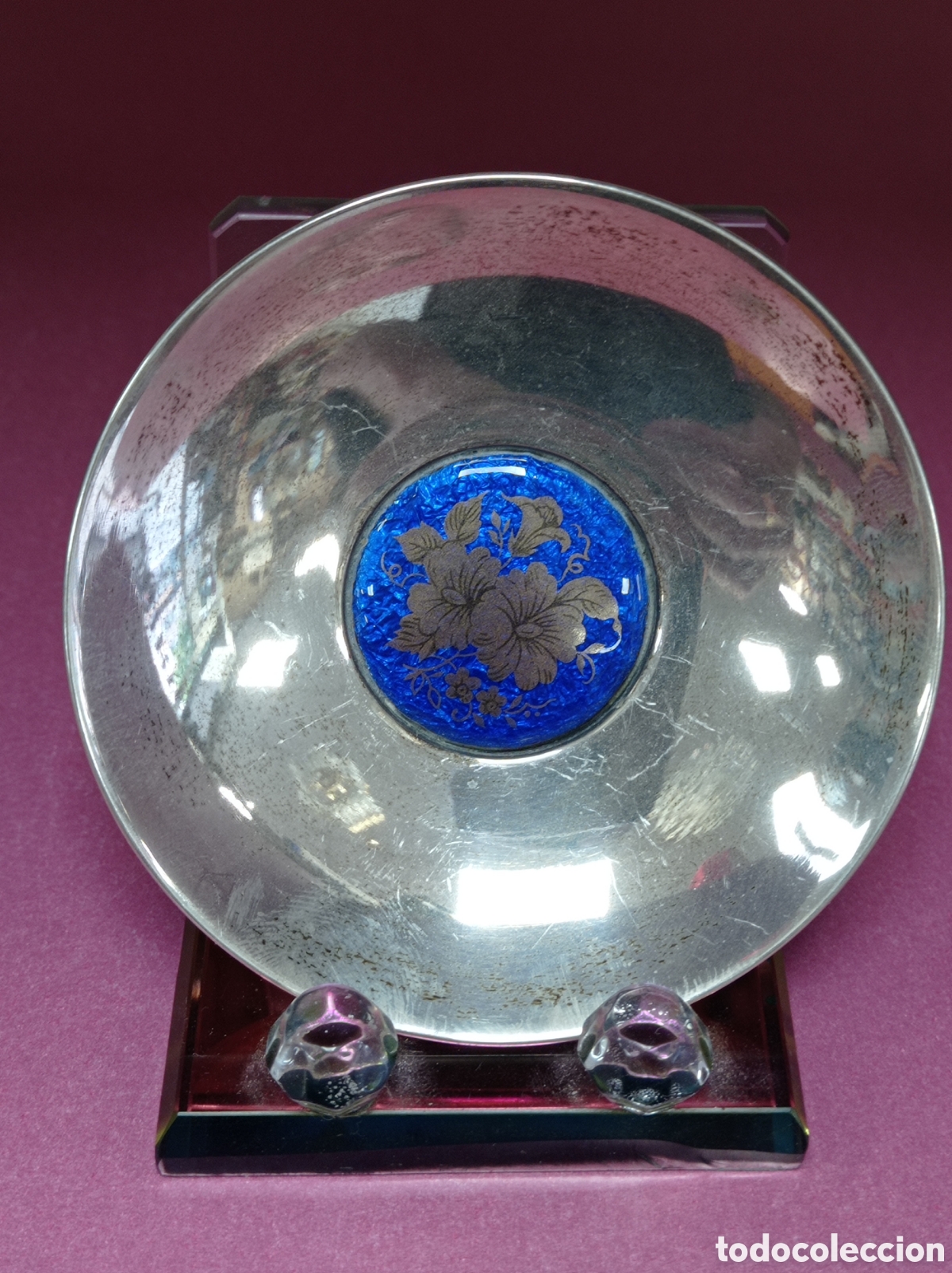 Antig&uuml;edades: Platillo de plata con esmaltes al fuego en azul y oro