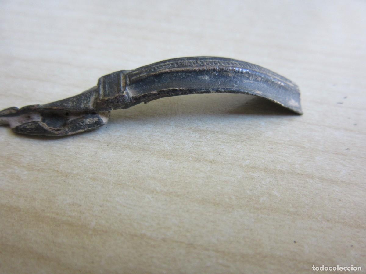 Antiquit&eacute;s: Parte de f&iacute;bula de bronce &Eacute;poca romana longitud 4,7 cm