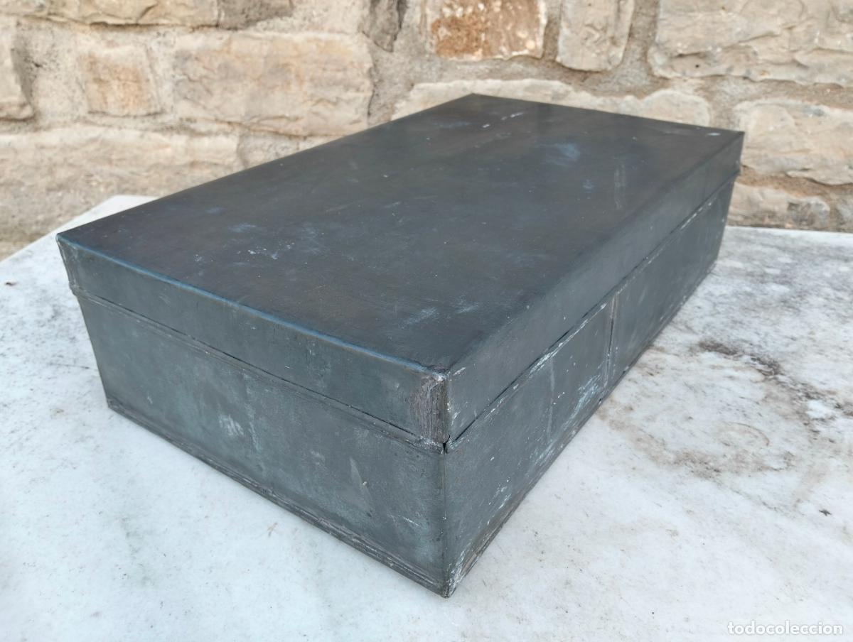 Oggetti Antichi: Caja de metal zinc antigua con tapa met&aacute;lica color plateado de trabajo 45 x 27 x 13 cm a&ntilde;os 40-50