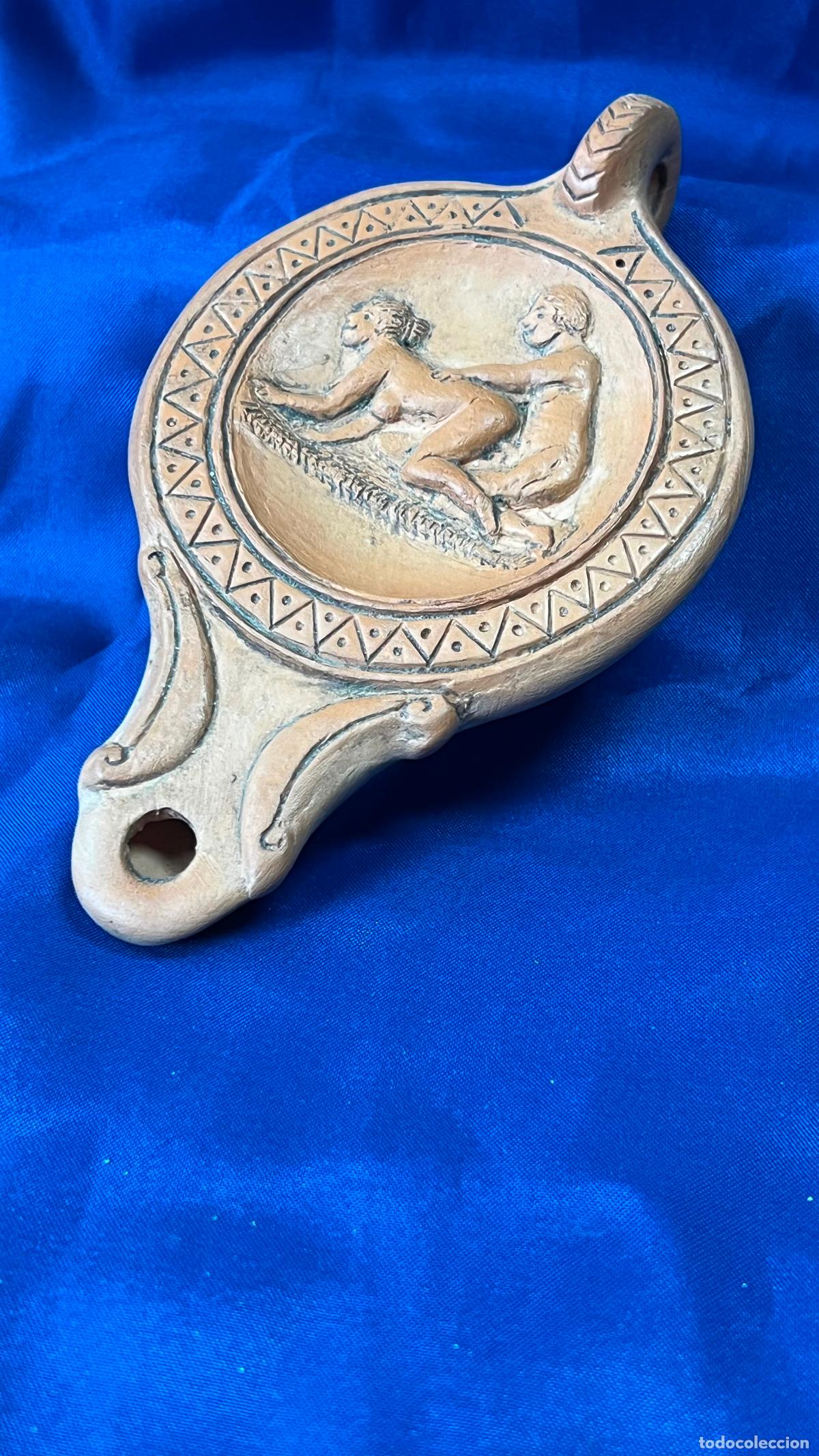 Antiguidades: Antigua Lucerna Romana Er&oacute;tica de Alfarer&iacute;a en Barro. Candil de Aceite Escena Satiric&oacute;n Vintage