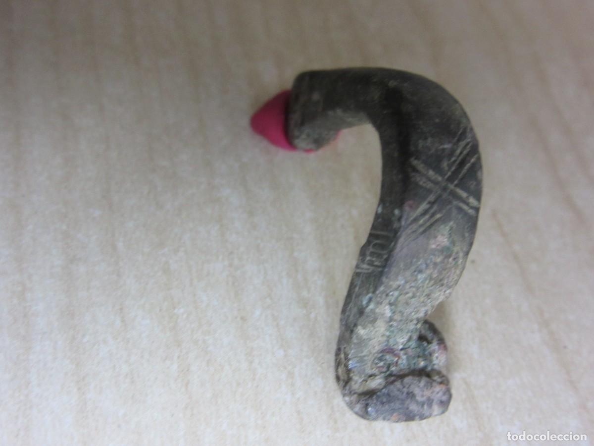 Antiquit&eacute;s: F&iacute;bula de bronce decorada &Eacute;poca romana Medidas 3,8 cm