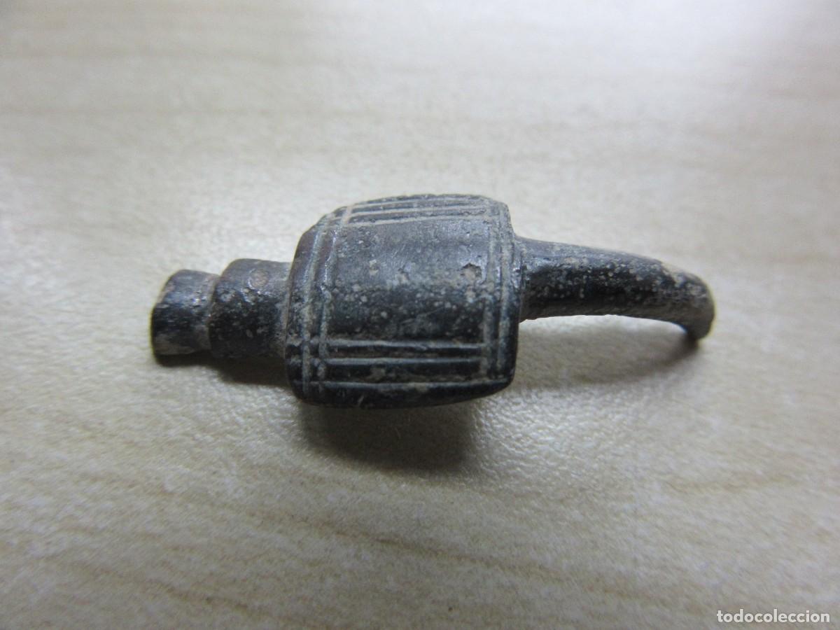 Antiquit&eacute;s: Parte terminal de f&iacute;bula de bronce &Eacute;poca romana Medidas 2,7 cm