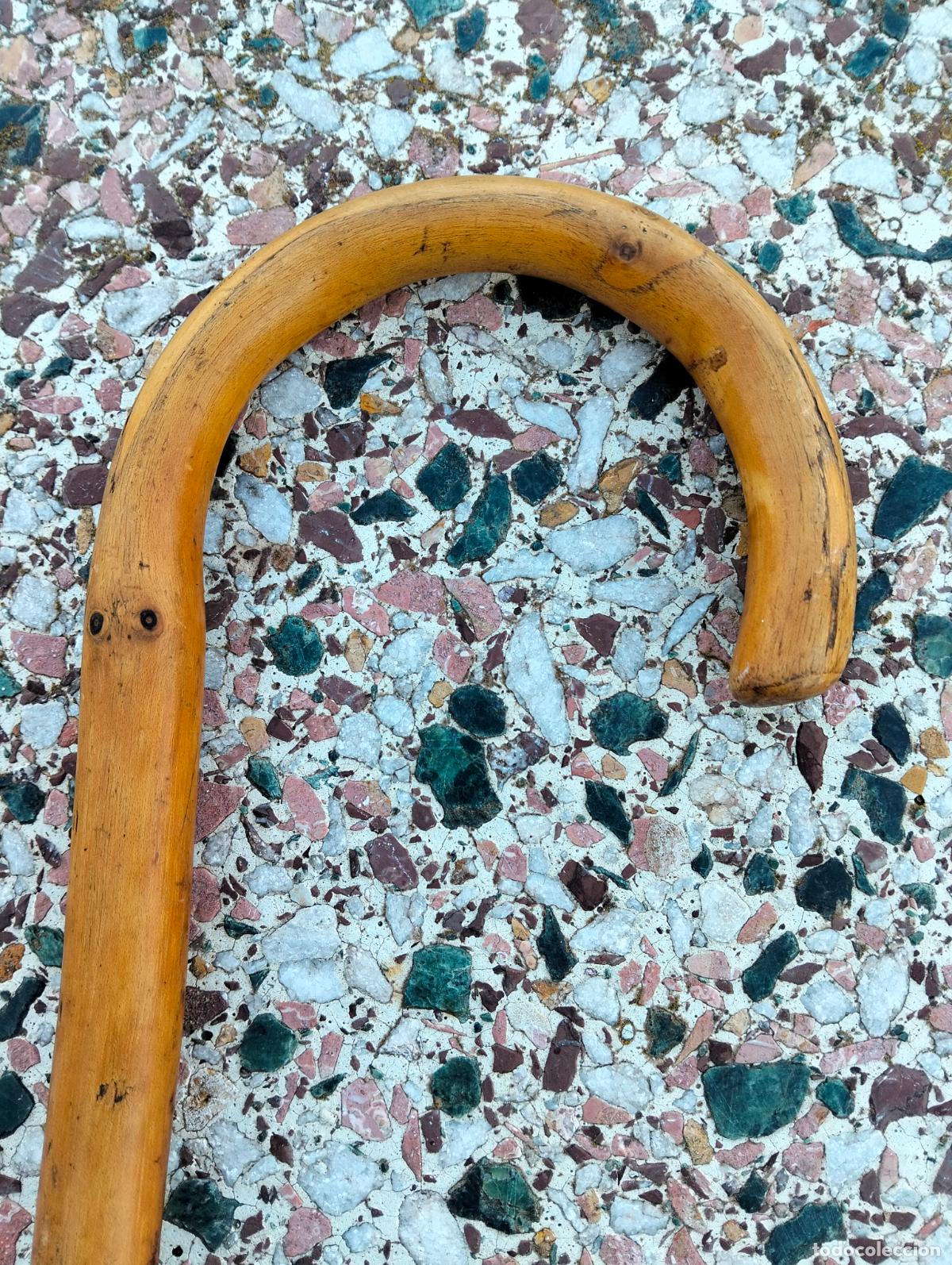 Antiquit&auml;ten: Bast&oacute;n cayado de madera para andar, palo curvado antiguo a&ntilde;os 50-60