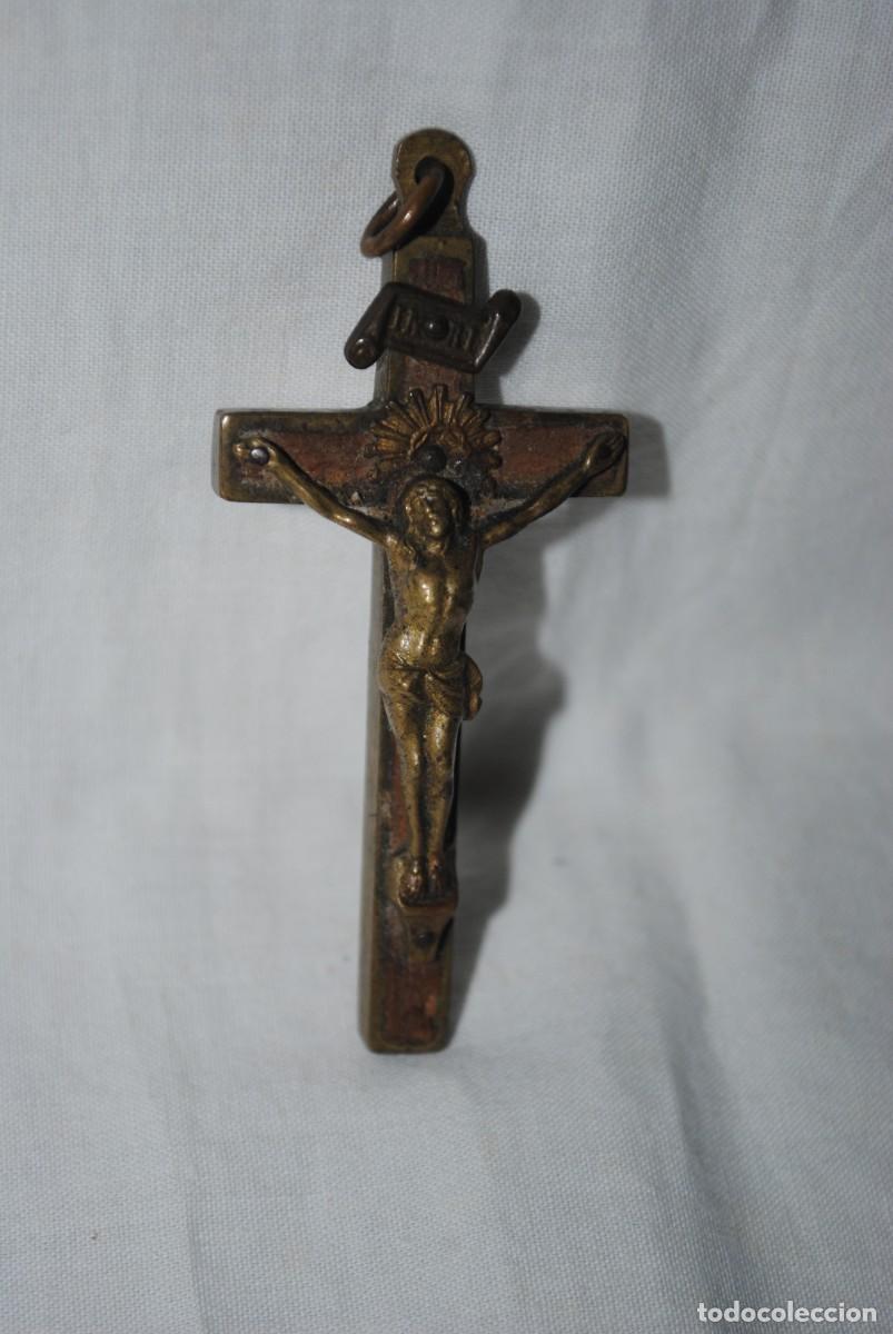 Antiguidades: CRUCIFIJO ANTIGUO DE BRONCE Y MADERA .