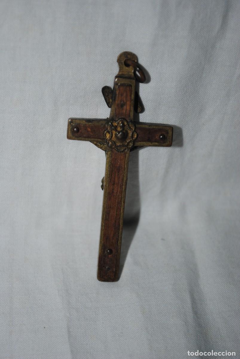 Antig&uuml;edades: CRUCIFIJO ANTIGUO DE BRONCE Y MADERA . - Foto 2