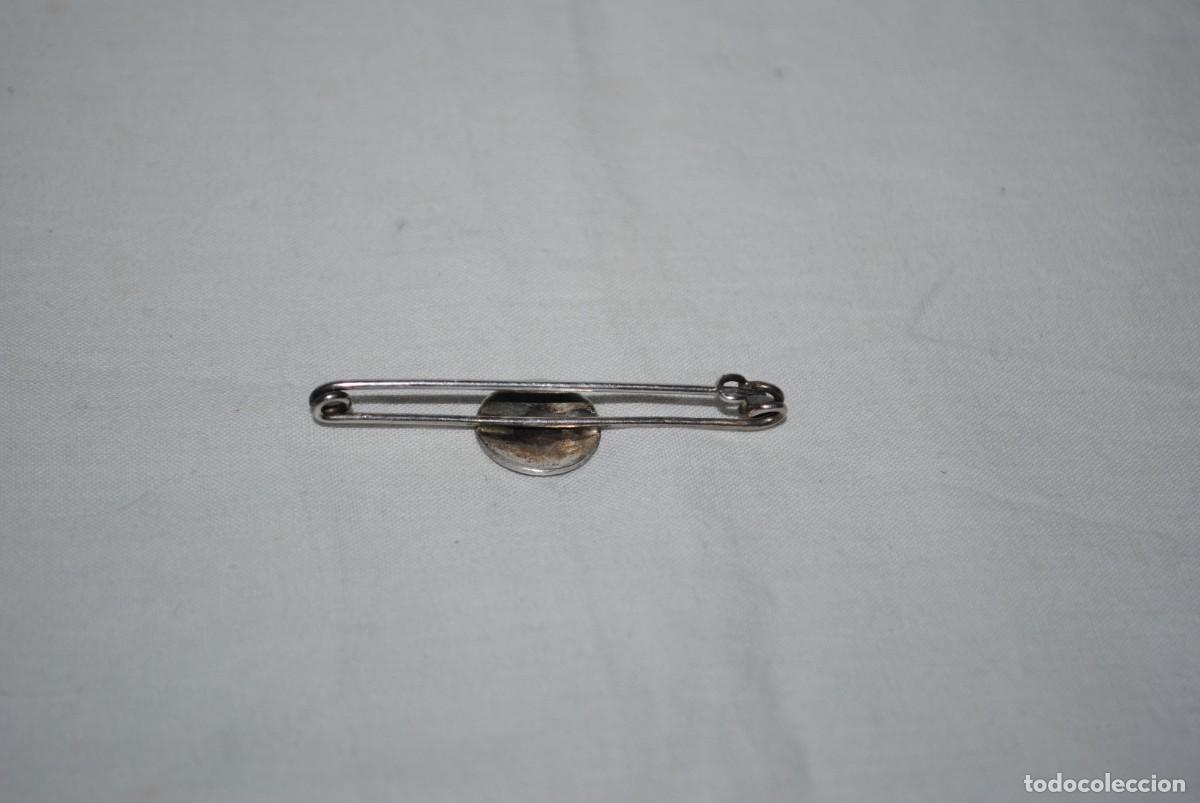 Antig&uuml;edades: ALFILER DE PLATA ESMALTADO PARA CORBATAS . - Foto 2