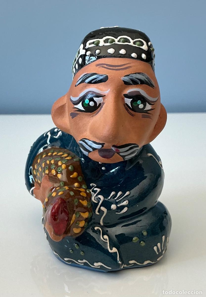 Antig&uuml;edades: Simp&aacute;tica figura de cer&aacute;mica popular de Uzbekist&aacute;n. Anciano con gallo. Pintada a mano. 9,5 cm.