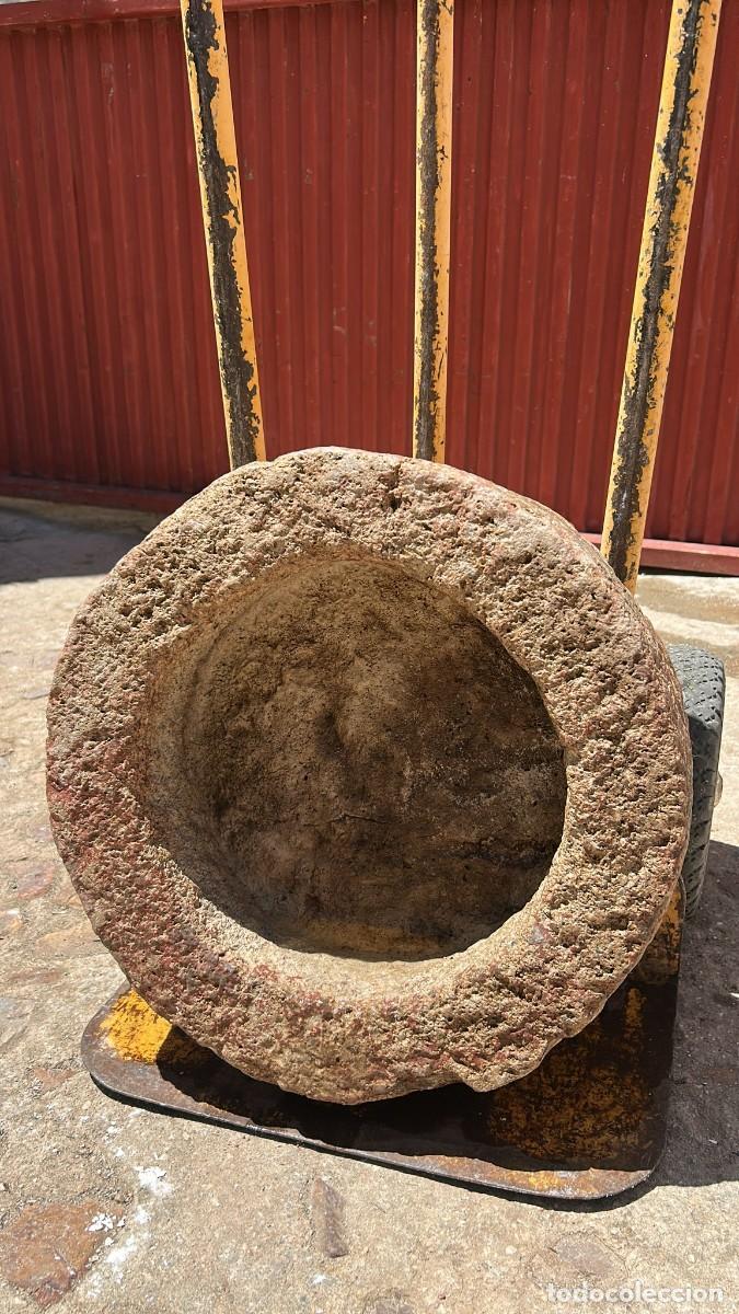 Antig&uuml;edades: PILA COCHINERA EN PIEDRA NATURAL HECHA A MANO DE 43 CMS. DE DIAMETRO Y 17 CMS. DE ALTURA