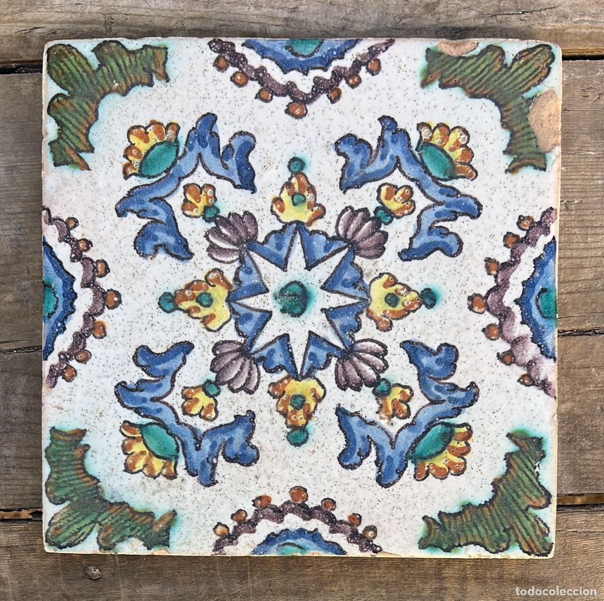 Antig&uuml;edades: AZULEJO RARO DE MANISES DE 22 X 22 CMS. - Foto 1