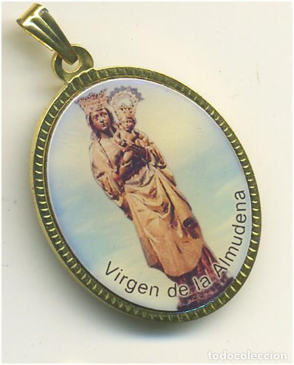 Antig&uuml;edades: VIRGEN DE LA ALMUDENA MEDALLA DE 3,5/2,5 CM DORADA E IMAGEN EN ESMALTE